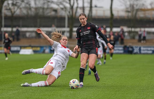 GER, Leverkusen, Bayer Leverkusen vs 1. FC Nürnberg, Google Pixel Frauen Bundesliga, Fussball, DFB, Spielzeit 2025 2026, Ulrich-Haberland-Stadion, 16. Spieltag im Bild v.l.: Beatrix FördÅ‘s (1. FC Nürnberg Frauen 27), Caroline Kehrer (Bayer Leverkusen 9), Zweikampf, Grätsche DFB DFL REGULATIONS PROHIBIT ANY USE OF PHOTOGRAPHS AS IMAGE SEQUENCES AND OR QUASI-VIDEO, 31.01.2026 Copyright: HMBxMedia HendrikxHamelau