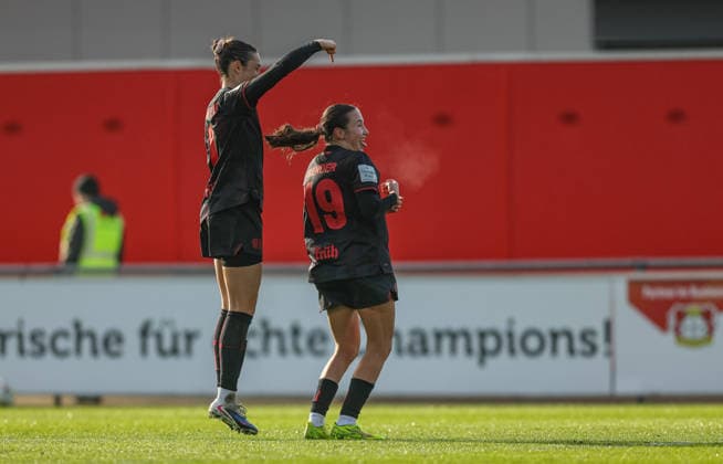 GER, Leverkusen, Bayer Leverkusen vs 1. FC Nürnberg, Google Pixel Frauen Bundesliga, Fussball, DFB, Spielzeit 2025 2026, Ulrich-Haberland-Stadion, 16. Spieltag im Bild: Selina Ostermeier (Bayer Leverkusen 2) und Loreen Bender (Bayer Leverkusen 19), Tor, Jubel und Freude, Emotionen DFB DFL REGULATIONS PROHIBIT ANY USE OF PHOTOGRAPHS AS IMAGE SEQUENCES AND OR QUASI-VIDEO, 31.01.2026 Copyright: HMBxMedia HendrikxHamelau