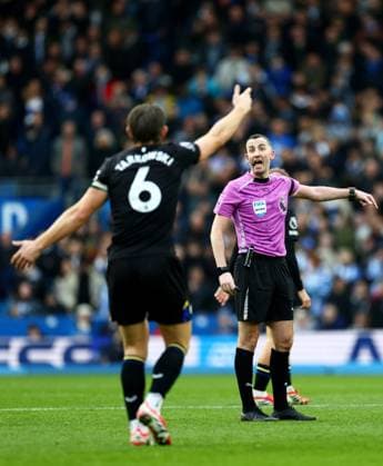 Referee Chris Kavanagh speaks with James Tarkowski of Everton. Brighton and Hove Albion v Everton, Premier League, Football, American Express Community Stadium, Brighton, UK - 31 Jan 2026Brighton American Express Community Stadi United Kingdom EDITORIAL USE ONLY No use with unauthorised audio, video, data, fixture lists, club league logos or live services. Online in-match use limited to 120 images, no video emulation. No use in betting, games or single club league player publications. Copyright: xJamesxMarsh Shutterstockx 16496734ag