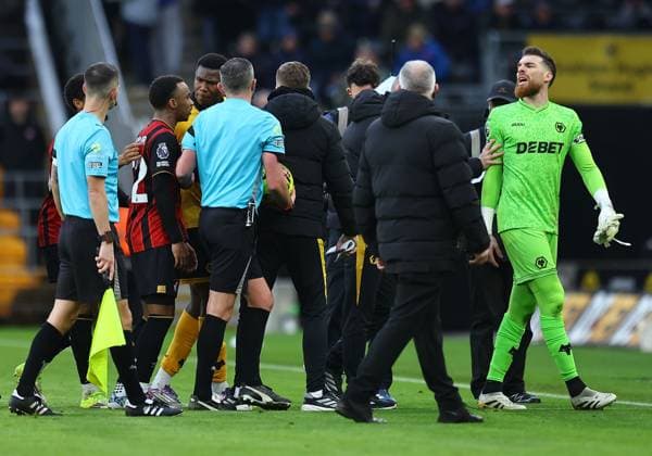 Jose Sa of Wolverhampton Wanderers argues with Junior Kroupi of AFC Bournemouth Wolverhampton Wanderers v AFC Bournemouth, Premier League, Football, Molineux, Wolverhampton, UK - 31 Jan 2026Wolverhampton Molineux United Kingdom EDITORIAL USE ONLY No use with unauthorised audio, video, data, fixture lists, club league logos or live services. Online in-match use limited to 120 images, no video emulation. No use in betting, games or single club league player publications. Copyright: xMichaelxZemanek Shutterstockx 16496747q