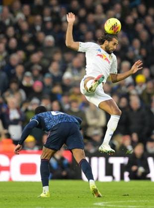 Dominic Calvert-Lewin of Leeds United wins a header against Gabriel of Arsenal Leeds United v Arsenal, Premier League, Football, Elland Road, Leeds, UK - 31 Jan 2026Leeds Elland Road United Kingdom EDITORIAL USE ONLY No use with unauthorised audio, video, data, fixture lists, club league logos or live services. Online in-match use limited to 120 images, no video emulation. No use in betting, games or single club league player publications. Copyright: xGreigxCowie Shutterstockx 16496741aq