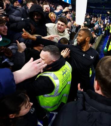 Beto of Everton with fans at full time. Brighton and Hove Albion v Everton, Premier League, Football, American Express Community Stadium, Brighton, UK - 31 Jan 2026Brighton American Express Community Stadi United Kingdom EDITORIAL USE ONLY No use with unauthorised audio, video, data, fixture lists, club league logos or live services. Online in-match use limited to 120 images, no video emulation. No use in betting, games or single club league player publications. Copyright: xJamesxMarsh Shutterstockx 16496734bg