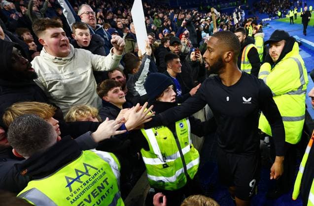 Beto of Everton with fans at full time. Brighton and Hove Albion v Everton, Premier League, Football, American Express Community Stadium, Brighton, UK - 31 Jan 2026Brighton American Express Community Stadi United Kingdom EDITORIAL USE ONLY No use with unauthorised audio, video, data, fixture lists, club league logos or live services. Online in-match use limited to 120 images, no video emulation. No use in betting, games or single club league player publications. Copyright: xJamesxMarsh Shutterstockx 16496734bc