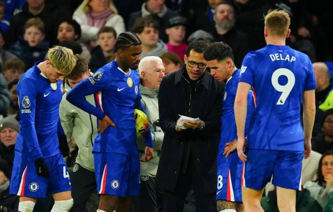 Chelsea manager Liam Rosenior with notes for his players in the 23rd minute Chelsea v West Ham United, Premier League, Football, Stamford Bridge, London, UK - 31 Jan 2026London Stamford Bridge United Kingdom EDITORIAL USE ONLY No use with unauthorised audio, video, data, fixture lists, club league logos or live services. Online in-match use limited to 120 images, no video emulation. No use in betting, games or single club league player publications. Copyright: xJavierxGarcia Shutterstockx 16496749i