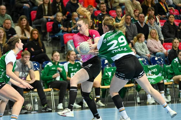 Cara Reuthal (SV Union Halle-Neustadt, 26) gegen Paulina Golla (VfL Oldenburg, 29) VfL Oldenburg vs. SV Union Halle-Neustadt, ALSCO Handball Bundesliga Frauen, 15. Spieltag, Saison 2025 2026, 31.01.2026, VfL Oldenburg vs. SV Union Halle-Neustadt, ALSCO Handball Bundesliga Frauen, 15. Spieltag, Saison 2025 2026, 31.01.2026 Oldenburg Copyright: xEibner-Pressefoto RobertxGertzenx EP_RGN