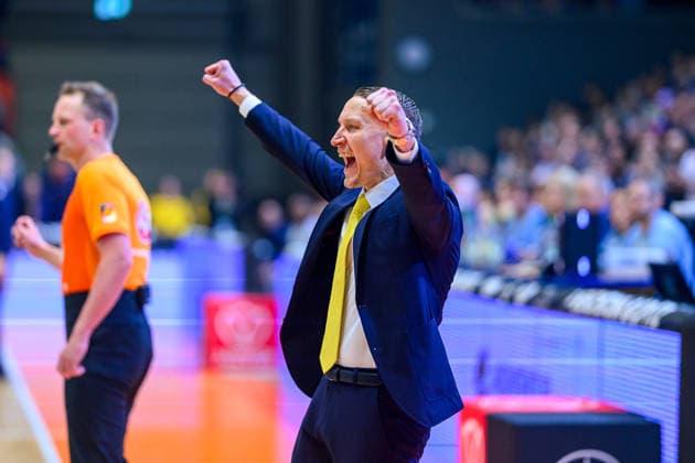 Mikko, Riipinen (Trainer, MHP Riesen Ludwigsburg) Jubel zum ersten Treffer. GER, Science City Jena gegen MHP Riesen Ludwigsburg, easyCredit Basketball Bundesliga, 18.Spieltag, Saison 2025 2026, 31.01.2026 GER, Science City Jena gegen MHP Riesen Ludwigsburg, easyCredit Basketball Bundesliga, 18.Spieltag, Saison 2025 2026, 31.01.2026 Jena Copyright: xEibner-Pressefoto MartinxHerbstx EP_MHT