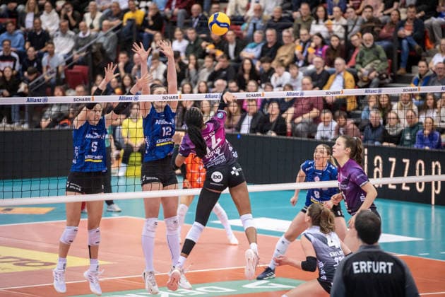 Alianza Darley (Schwarze-Weiss Erfurt, 14) vs. Stuttgarter Block aus Lydia Grote (Allianz MTV Stuttgart, 05) und Lucia Varela Gomez (Allianz MTV Stuttgart, 12) GER, Allianz MTV Stuttgart - Schwarz-Weiss Erfurt, Volleyball Bundesliga, VBL, Spielzeit 2025 2026, 31.01.2026 GER, Allianz MTV Stuttgart - Schwarz-Weiss Erfurt, Volleyball Bundesliga, VBL, Spielzeit 2025 2026, 31.01.2026 Stuttgart Copyright: xSandyxDinkelackerx EP_SDR