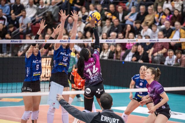 Alianza Darley (Schwarze-Weiss Erfurt, 14) vs. Lydia Grote (Allianz MTV Stuttgart, 05) und Lucia Varela Gomez (Allianz MTV Stuttgart, 12) GER, Allianz MTV Stuttgart - Schwarz-Weiss Erfurt, Volleyball Bundesliga, VBL, Spielzeit 2025 2026, 31.01.2026 GER, Allianz MTV Stuttgart - Schwarz-Weiss Erfurt, Volleyball Bundesliga, VBL, Spielzeit 2025 2026, 31.01.2026 Stuttgart Copyright: xSandyxDinkelackerx EP_SDR