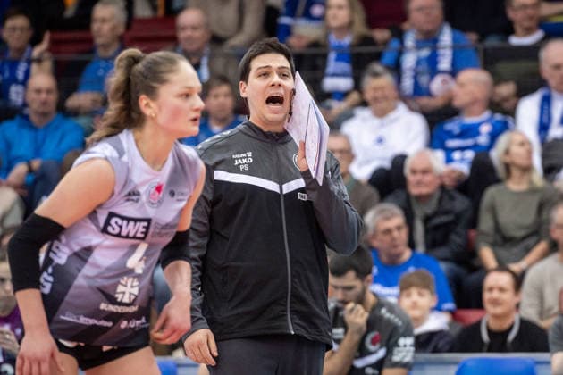 Pablo Sanchez (Trainer Schwarz-Weiss Erfurt) - Ruf, Spielanweisung vom Spielfeldrand GER, Allianz MTV Stuttgart - Schwarz-Weiss Erfurt, Volleyball Bundesliga, VBL, Spielzeit 2025 2026, 31.01.2026 GER, Allianz MTV Stuttgart - Schwarz-Weiss Erfurt, Volleyball Bundesliga, VBL, Spielzeit 2025 2026, 31.01.2026 Stuttgart Copyright: xSandyxDinkelackerx EP_SDR