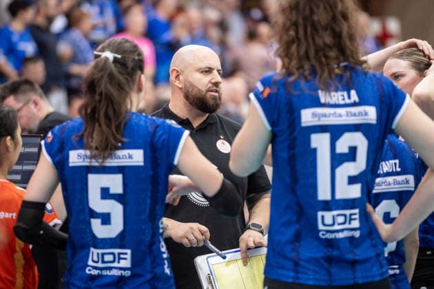 Konstantin Bitter (Allianz MTV Stuttgart, Head-Coach) - Auszeit, Teamansprache GER, Allianz MTV Stuttgart - Schwarz-Weiss Erfurt, Volleyball Bundesliga, VBL, Spielzeit 2025 2026, 31.01.2026 GER, Allianz MTV Stuttgart - Schwarz-Weiss Erfurt, Volleyball Bundesliga, VBL, Spielzeit 2025 2026, 31.01.2026 Stuttgart Copyright: xSandyxDinkelackerx EP_SDR