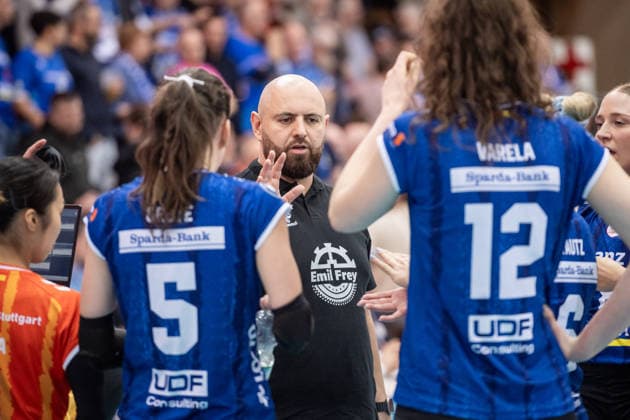 Konstantin Bitter (Allianz MTV Stuttgart, Head-Coach) - Auszeit, Teamansprache GER, Allianz MTV Stuttgart - Schwarz-Weiss Erfurt, Volleyball Bundesliga, VBL, Spielzeit 2025 2026, 31.01.2026 GER, Allianz MTV Stuttgart - Schwarz-Weiss Erfurt, Volleyball Bundesliga, VBL, Spielzeit 2025 2026, 31.01.2026 Stuttgart Copyright: xSandyxDinkelackerx EP_SDR