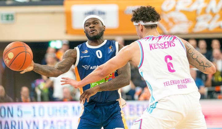 31.1.2026, Basketball, Herren, easy credit BBL, easy credit Bundesliga, BBL, Bundesliga, 18. Spieltag, Rostock Seawolves - Telekom Baskets Bonn TJ Crockett jr. (Rostock Seawolves, li.) gegen Michael Kessens (Telekom Baskets Bonn, re.) Rostock Stadthalle Mecklenburg-Vorpommern Deutschland