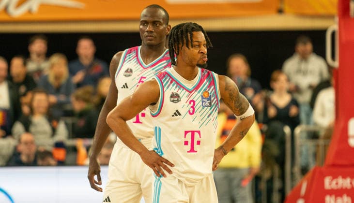 31.1.2026, Basketball, Herren, easy credit BBL, easy credit Bundesliga, BBL, Bundesliga, 18. Spieltag, Rostock Seawolves - Telekom Baskets Bonn Zachery Cooks (Telekom Baskets Bonn, re.) und Tylan Birts (Telekom Baskets Bonn, li.) sind enttäuscht. Rostock Stadthalle Mecklenburg-Vorpommern Deutschland
