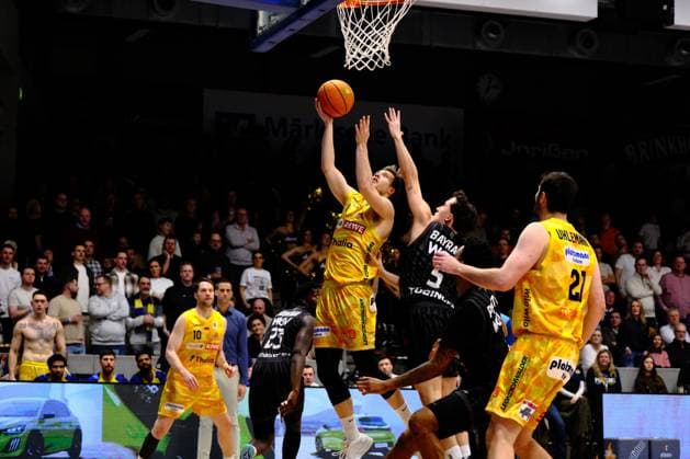 ProA - Phoenix Hagen vs. Tigers Tübingen, Hagen, 31.01.2026, Ischelandhalle Hagen Korbleger von Bjarne Kraushaar ( 4, Phoenix Hagen, PG) verteidigt von Kaya Bayram ( 5, Tigers Tübingen, PG); Barmer2BasketballBundesliga ProA - Phoenix Hagen vs. Tigers Tübingen, Hagen, 31.01.2026, Ischelandhalle Hagen Copyright: xBEAUTIFULxSPORTS Piepenstockx
