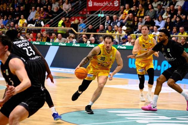 ProA - Phoenix Hagen vs. Tigers Tübingen, Hagen, 31.01.2026, Ischelandhalle Hagen Jeffrey Carroll ( 30, Phoenix Hagen, SF) beim zug zum Korb mit dem Blick für sein Mitspieler, verteidigt von Bernard Pelote III ( 1, Tigers Tübingen, PF); Barmer2BasketballBundesliga ProA - Phoenix Hagen vs. Tigers Tübingen, Hagen, 31.01.2026, Ischelandhalle Hagen Copyright: xBEAUTIFULxSPORTS Piepenstockx