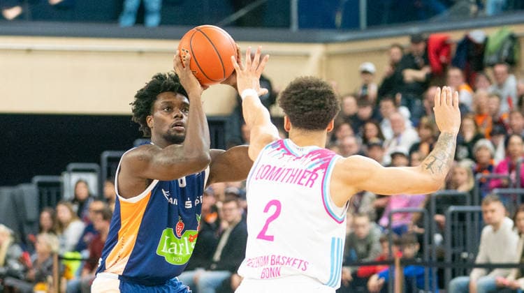 31.1.2026, Basketball, Herren, easy credit BBL, easy credit Bundesliga, BBL, Bundesliga, 18. Spieltag, Rostock Seawolves - Telekom Baskets Bonn Dominic Lockhart (Rostock Seawolves, li.) gegen Zachery Cooks (Telekom Baskets Bonn, re.) Rostock Stadthalle Mecklenburg-Vorpommern Deutschland
