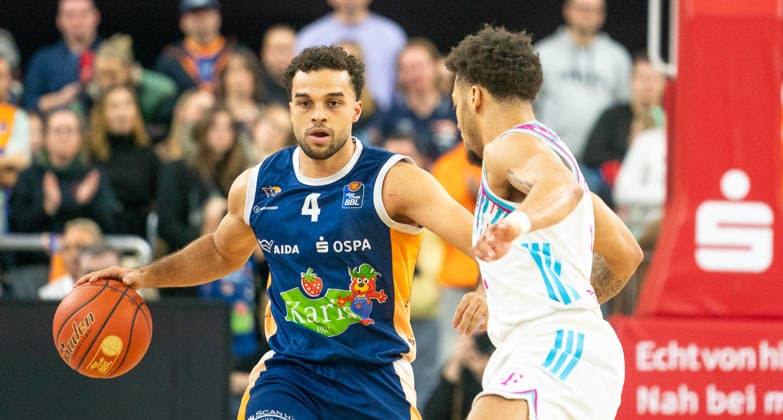 31.1.2026, Basketball, Herren, easy credit BBL, easy credit Bundesliga, BBL, Bundesliga, 18. Spieltag, Rostock Seawolves - Telekom Baskets Bonn Elias Baguette (Rostock Seawolves, li.) gegen Alijah Comithier (Telekom Baskets Bonn, re.) Rostock Stadthalle Mecklenburg-Vorpommern Deutschland