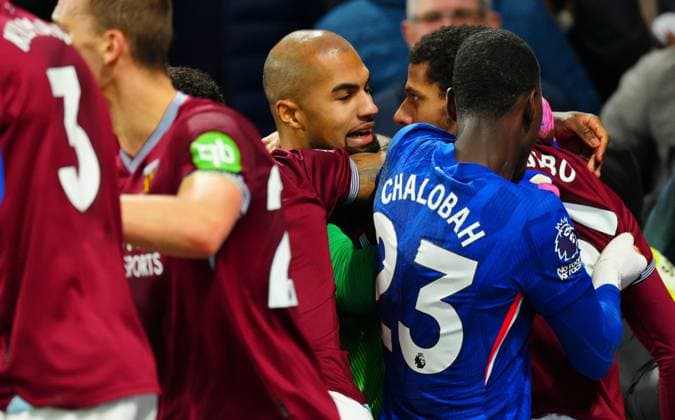 Chelsea goalkeeper Robert Sanchez steps in to clam Jean-Clair Todibo of West Ham United down before he was shown a red card for violent conduct Chelsea v West Ham United, Premier League, Football, Stamford Bridge, London, UK - 31 Jan 2026London Stamford Bridge United Kingdom EDITORIAL USE ONLY No use with unauthorised audio, video, data, fixture lists, club league logos or live services. Online in-match use limited to 120 images, no video emulation. No use in betting, games or single club league player publications. Copyright: xJavierxGarcia Shutterstockx 16496749av