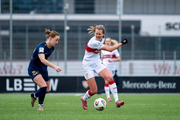 Maximiliane Rall (VfB Stuttgart, 08) im Zweikampf mit Zoe Brueckel (SG 99 Andernach, 22), GER, VfB Stuttgart vs SG 99 Andernach, Fussball, Frauen, 2. Bundesliga, 15. Spieltag, Saison 2025 2026, 01.02.2026 GER, VfB Stuttgart vs SG 99 Andernach, Fussball, Frauen, 2. Bundesliga, 15. Spieltag, Saison 2025 2026, 01.02.2026 Bad Cannstatt Copyright: xEibner-Pressefoto Memmlerx EP_MMR