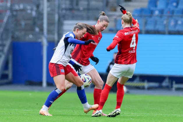 Camilla Linberg (Hamburger SV), Julia Stierli (SC Freiburg) und Meret Felde (SC Freiburg) kaempfen um den Ball, Google Pixel Frauen-Bundesliga, Hamburger SV v SC Freiburg, Volksparkstadion am 01. February 2026 in Hamburg, Deutschland. (Foto von Marco Steinbrenner DeFodi Images) Camilla Linberg (Hamburger SV), Julia Stierli (SC Freiburg) und Meret Felde (SC Freiburg) battle for the ball, Google Pixel Frauen-Bundesliga, Hamburger SV v SC Freiburg, Volksparkstadion, February 1, 2026 in Hamburg, Germany. (Photo by Marco Steinbrenner DeFodi Images) DFB DFL REGULATIONS PROHIBIT ANY USE OF PHOTOGRAPHS AS IMAGE SEQUENCES AND OR QUASI-VIDEO. -
