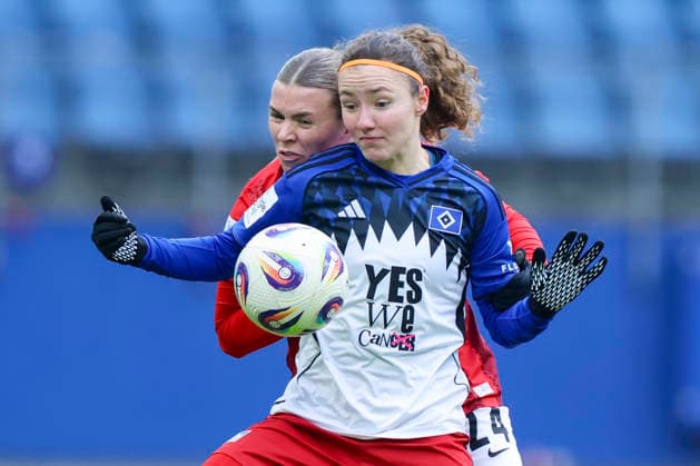 Melanie Brunnthaler (Hamburger SV) und Ingibjoerg Sigurdardottir (SC Freiburg) kaempfen um den Ball, Google Pixel Frauen-Bundesliga, Hamburger SV v SC Freiburg, Volksparkstadion am 01. February 2026 in Hamburg, Deutschland. (Foto von Marco Steinbrenner DeFodi Images) Melanie Brunnthaler (Hamburger SV) und Ingibjoerg Sigurdardottir (SC Freiburg) battle for the ball, Google Pixel Frauen-Bundesliga, Hamburger SV v SC Freiburg, Volksparkstadion, February 1, 2026 in Hamburg, Germany. (Photo by Marco Steinbrenner DeFodi Images) DFB DFL REGULATIONS PROHIBIT ANY USE OF PHOTOGRAPHS AS IMAGE SEQUENCES AND OR QUASI-VIDEO. -