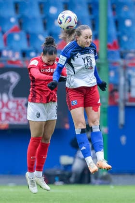 v.li.: Nicole Ojukwu (SC Freiburg, 6) und Camilla Linberg (Hamburger SV, HSV, 47) im Kopfballduell, Kopfball, Zweikampf, Action, Aktion, Spielszene, DIE DFB-RICHTLINIEN UNTERSAGEN JEGLICHE NUTZUNG VON FOTOS ALS SEQUENZBILDER UND ODER VIDEOÄHNLICHE FOTOSTRECKEN. DFB REGULATIONS PROHIBIT ANY USE OF PHOTOGRAPHS AS IMAGE SEQUENCES AND OR QUASI-VIDEO., 01.02.2026, (), Fussball, Google Pixel Frauen-Bundesliga, Hamburger SV - SC Freiburg