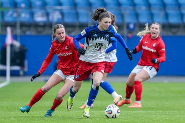 v.li.: Greta Stegemann (SC Freiburg, 16) und Lotta Wrede (Hamburger SV, HSV, 32) im Zweikampf, Duell, Dynamik, Aktion, Action, Spielszene, DIE DFB-RICHTLINIEN UNTERSAGEN JEGLICHE NUTZUNG VON FOTOS ALS SEQUENZBILDER UND ODER VIDEOÄHNLICHE FOTOSTRECKEN. DFB REGULATIONS PROHIBIT ANY USE OF PHOTOGRAPHS AS IMAGE SEQUENCES AND OR QUASI-VIDEO., 01.02.2026, (), Fussball, Google Pixel Frauen-Bundesliga, Hamburger SV - SC Freiburg