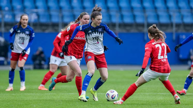 v.li.: Greta Stegemann (SC Freiburg, 16), Lotta Wrede (Hamburger SV, HSV, 32) und Lisa Kolb (SC Freiburg, 22) im Zweikampf, Duell, Dynamik, Aktion, Action, Spielszene, DIE DFB-RICHTLINIEN UNTERSAGEN JEGLICHE NUTZUNG VON FOTOS ALS SEQUENZBILDER UND ODER VIDEOÄHNLICHE FOTOSTRECKEN. DFB REGULATIONS PROHIBIT ANY USE OF PHOTOGRAPHS AS IMAGE SEQUENCES AND OR QUASI-VIDEO., 01.02.2026, (), Fussball, Google Pixel Frauen-Bundesliga, Hamburger SV - SC Freiburg