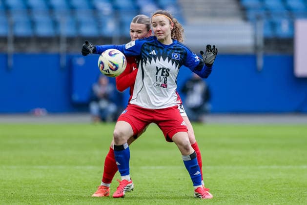 v.li.: Ingibjörg Sigurdardottir (SC Freiburg, 24) und Melanie Brunnthaler (Hamburger SV, HSV, 11) im Zweikampf, Duell, Dynamik, Aktion, Action, Spielszene, DIE DFB-RICHTLINIEN UNTERSAGEN JEGLICHE NUTZUNG VON FOTOS ALS SEQUENZBILDER UND ODER VIDEOÄHNLICHE FOTOSTRECKEN. DFB REGULATIONS PROHIBIT ANY USE OF PHOTOGRAPHS AS IMAGE SEQUENCES AND OR QUASI-VIDEO., 01.02.2026, (), Fussball, Google Pixel Frauen-Bundesliga, Hamburger SV - SC Freiburg