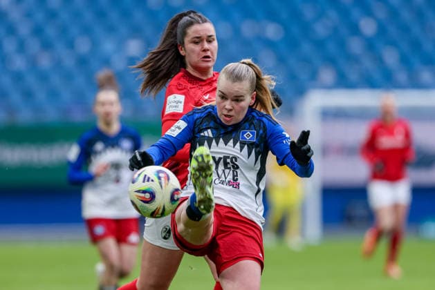 v.li.: Svenja Fölmli (SC Freiburg, 9) und Svea Stoldt (Hamburger SV, HSV, 8) im Zweikampf, Duell, Dynamik, Aktion, Action, Spielszene, DIE DFB-RICHTLINIEN UNTERSAGEN JEGLICHE NUTZUNG VON FOTOS ALS SEQUENZBILDER UND ODER VIDEOÄHNLICHE FOTOSTRECKEN. DFB REGULATIONS PROHIBIT ANY USE OF PHOTOGRAPHS AS IMAGE SEQUENCES AND OR QUASI-VIDEO., 01.02.2026, (), Fussball, Google Pixel Frauen-Bundesliga, Hamburger SV - SC Freiburg