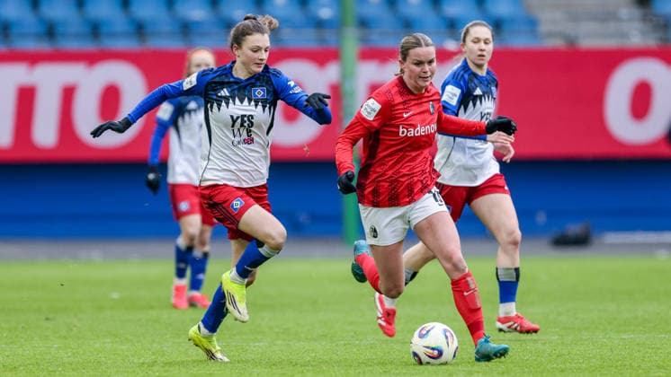 v.li.: Lotta Wrede (Hamburger SV, HSV, 32) und Greta Stegemann (SC Freiburg, 16) im Zweikampf, Duell, Dynamik, Aktion, Action, Spielszene, DIE DFB-RICHTLINIEN UNTERSAGEN JEGLICHE NUTZUNG VON FOTOS ALS SEQUENZBILDER UND ODER VIDEOÄHNLICHE FOTOSTRECKEN. DFB REGULATIONS PROHIBIT ANY USE OF PHOTOGRAPHS AS IMAGE SEQUENCES AND OR QUASI-VIDEO., 01.02.2026, (), Fussball, Google Pixel Frauen-Bundesliga, Hamburger SV - SC Freiburg