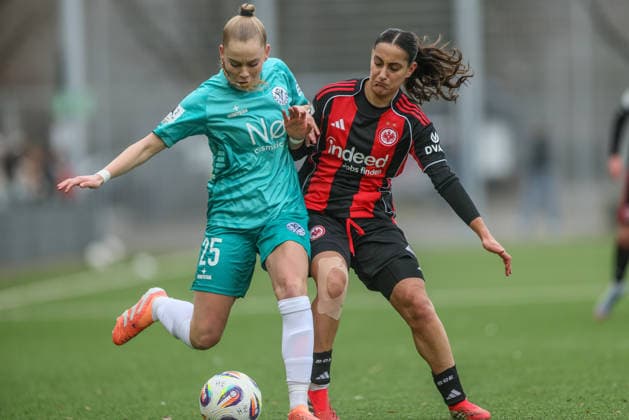 GER, Frankfurt, Eintracht Frankfurt II vs VfR Warbeyen, 2. Frauen Bundesliga, Fussball, DFB, Spielzeit 2025 2026, Stadion am Bretanobad, 15. Spieltag im Bild v.l.: Yael Mollink (VfR Warbeyen 25), Ilyada Acikgöz (Eintracht Frankfurt), Zweikampf DFB DFL REGULATIONS PROHIBIT ANY USE OF PHOTOGRAPHS AS IMAGE SEQUENCES AND OR QUASI-VIDEO, 01.02.2026 Copyright: HMBxMedia HendrikxHamelau