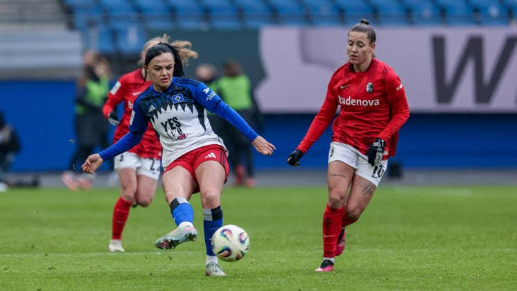 v.li.: Nigar Mirzaliyeva (Hamburger SV, HSV, 4) und Selina Vobian (SC Freiburg, 10) im Zweikampf, Duell, Dynamik, Aktion, Action, Spielszene, DIE DFB-RICHTLINIEN UNTERSAGEN JEGLICHE NUTZUNG VON FOTOS ALS SEQUENZBILDER UND ODER VIDEOÄHNLICHE FOTOSTRECKEN. DFB REGULATIONS PROHIBIT ANY USE OF PHOTOGRAPHS AS IMAGE SEQUENCES AND OR QUASI-VIDEO., 01.02.2026, (), Fussball, Google Pixel Frauen-Bundesliga, Hamburger SV - SC Freiburg