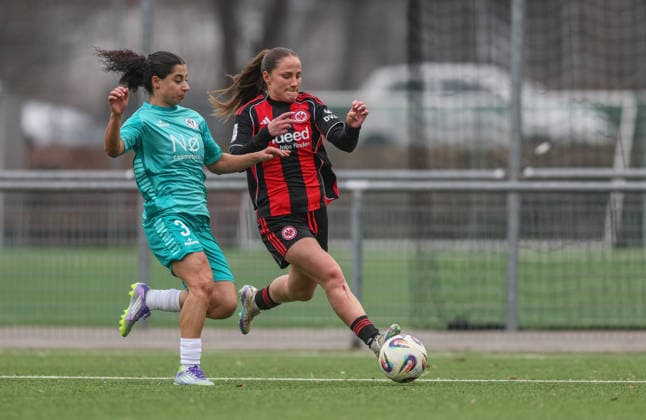GER, Frankfurt, Eintracht Frankfurt II vs VfR Warbeyen, 2. Frauen Bundesliga, Fussball, DFB, Spielzeit 2025 2026, Stadion am Bretanobad, 15. Spieltag im Bild v.l.: Ebla Gouriye (VfR Warbeyen 3), Jana Theijs (Eintracht Frankfurt II 2) DFB DFL REGULATIONS PROHIBIT ANY USE OF PHOTOGRAPHS AS IMAGE SEQUENCES AND OR QUASI-VIDEO, 01.02.2026 Copyright: HMBxMedia HendrikxHamelau