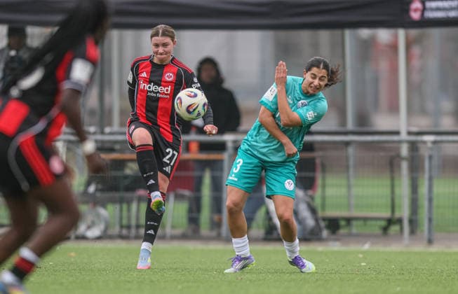 GER, Frankfurt, Eintracht Frankfurt II vs VfR Warbeyen, 2. Frauen Bundesliga, Fussball, DFB, Spielzeit 2025 2026, Stadion am Bretanobad, 15. Spieltag im Bild v.l.: Tessa Zimmermann (Eintracht Frankfurt II 20), Ebla Gouriye (VfR Warbeyen 3) DFB DFL REGULATIONS PROHIBIT ANY USE OF PHOTOGRAPHS AS IMAGE SEQUENCES AND OR QUASI-VIDEO, 01.02.2026 Copyright: HMBxMedia HendrikxHamelau