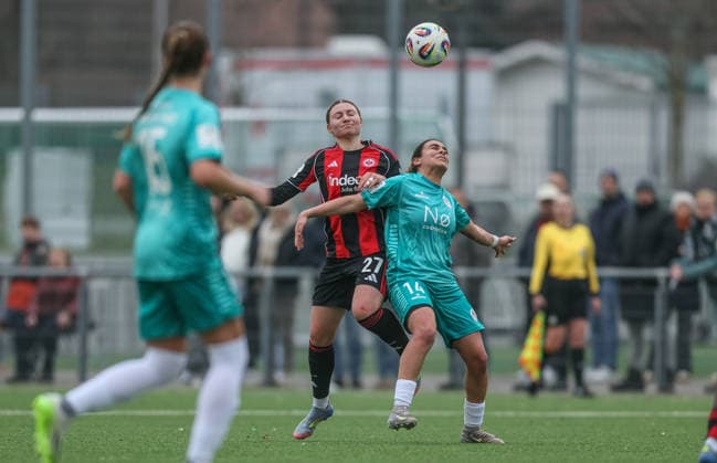 GER, Frankfurt, Eintracht Frankfurt II vs VfR Warbeyen, 2. Frauen Bundesliga, Fussball, DFB, Spielzeit 2025 2026, Stadion am Bretanobad, 15. Spieltag im Bild v.l.: Tessa Zimmermann (Eintracht Frankfurt II 20), Senna El Messaoudi (VfR Warbeyen 14) DFB DFL REGULATIONS PROHIBIT ANY USE OF PHOTOGRAPHS AS IMAGE SEQUENCES AND OR QUASI-VIDEO, 01.02.2026 Copyright: HMBxMedia HendrikxHamelau