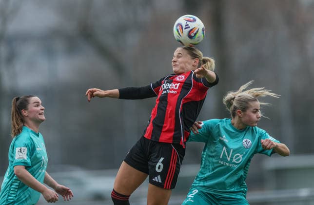 GER, Frankfurt, Eintracht Frankfurt II vs VfR Warbeyen, 2. Frauen Bundesliga, Fussball, DFB, Spielzeit 2025 2026, Stadion am Bretanobad, 15. Spieltag im Bild v.l.: Kerstin Bogenschütz (Eintracht Frankfurt II 6), Faisal Hoevers (VfR Warbeyen 2), Kopfball DFB DFL REGULATIONS PROHIBIT ANY USE OF PHOTOGRAPHS AS IMAGE SEQUENCES AND OR QUASI-VIDEO, 01.02.2026 Copyright: HMBxMedia HendrikxHamelau