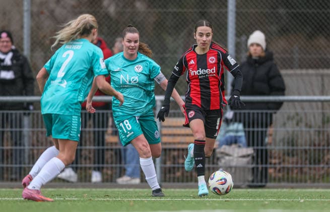GER, Frankfurt, Eintracht Frankfurt II vs VfR Warbeyen, 2. Frauen Bundesliga, Fussball, DFB, Spielzeit 2025 2026, Stadion am Bretanobad, 15. Spieltag im Bild v.l.: Moisa Verkuijl (VfR Warbeyen 18), Emma Memminger (Eintracht Frankfurt II 32) DFB DFL REGULATIONS PROHIBIT ANY USE OF PHOTOGRAPHS AS IMAGE SEQUENCES AND OR QUASI-VIDEO, 01.02.2026 Copyright: HMBxMedia HendrikxHamelau