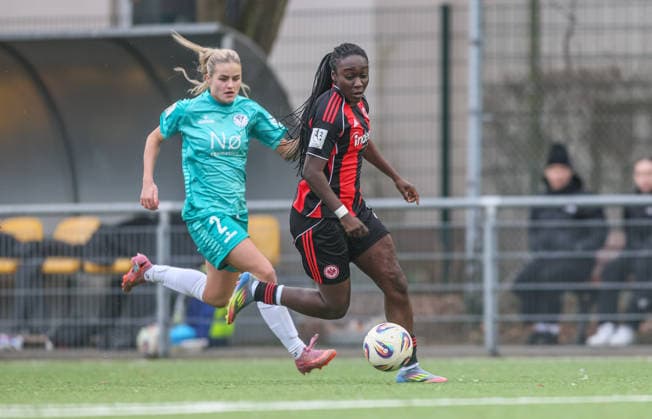 GER, Frankfurt, Eintracht Frankfurt II vs VfR Warbeyen, 2. Frauen Bundesliga, Fussball, DFB, Spielzeit 2025 2026, Stadion am Bretanobad, 15. Spieltag im Bild v.l.: Faisal Hoevers (VfR Warbeyen 2), Mira Arouna (Eintracht Frankfurt II 28) DFB DFL REGULATIONS PROHIBIT ANY USE OF PHOTOGRAPHS AS IMAGE SEQUENCES AND OR QUASI-VIDEO, 01.02.2026 Copyright: HMBxMedia HendrikxHamelau