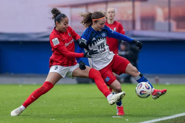 v.li.: Nicole Ojukwu (SC Freiburg, 6) und Melanie Brunnthaler (Hamburger SV, HSV, 11) im Zweikampf, Duell, Dynamik, Aktion, Action, Spielszene, DIE DFB-RICHTLINIEN UNTERSAGEN JEGLICHE NUTZUNG VON FOTOS ALS SEQUENZBILDER UND ODER VIDEOÄHNLICHE FOTOSTRECKEN. DFB REGULATIONS PROHIBIT ANY USE OF PHOTOGRAPHS AS IMAGE SEQUENCES AND OR QUASI-VIDEO., 01.02.2026, (), Fussball, Google Pixel Frauen-Bundesliga, Hamburger SV - SC Freiburg