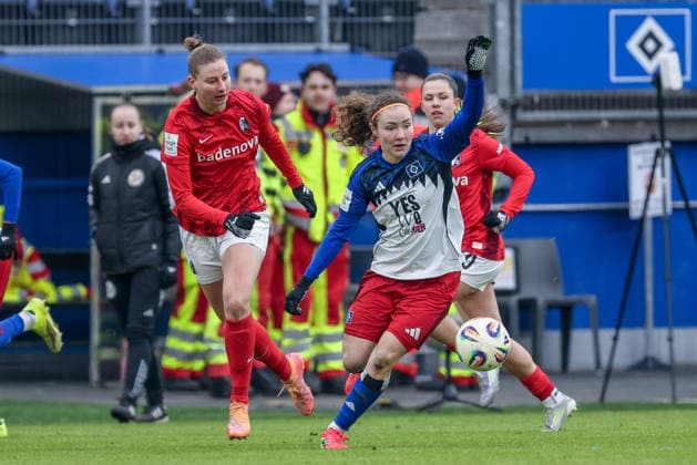 v.li.: Julia Stierli (SC Freiburg, 5) und Melanie Brunnthaler (Hamburger SV, HSV, 11) im Zweikampf, Duell, Dynamik, Aktion, Action, Spielszene, DIE DFB-RICHTLINIEN UNTERSAGEN JEGLICHE NUTZUNG VON FOTOS ALS SEQUENZBILDER UND ODER VIDEOÄHNLICHE FOTOSTRECKEN. DFB REGULATIONS PROHIBIT ANY USE OF PHOTOGRAPHS AS IMAGE SEQUENCES AND OR QUASI-VIDEO., 01.02.2026, (), Fussball, Google Pixel Frauen-Bundesliga, Hamburger SV - SC Freiburg
