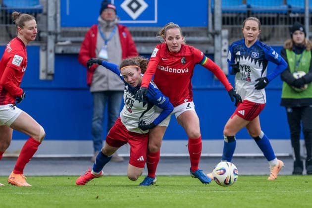 v.li.: Julia Stierli (SC Freiburg, 5), Melanie Brunnthaler (Hamburger SV, HSV, 11) und Lisa Karl (SC Freiburg, 2) im Zweikampf, Duell, Dynamik, Aktion, Action, Spielszene, DIE DFB-RICHTLINIEN UNTERSAGEN JEGLICHE NUTZUNG VON FOTOS ALS SEQUENZBILDER UND ODER VIDEOÄHNLICHE FOTOSTRECKEN. DFB REGULATIONS PROHIBIT ANY USE OF PHOTOGRAPHS AS IMAGE SEQUENCES AND OR QUASI-VIDEO., 01.02.2026, (), Fussball, Google Pixel Frauen-Bundesliga, Hamburger SV - SC Freiburg
