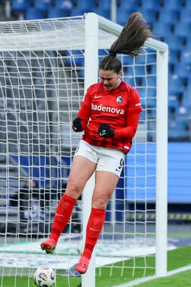Svenja Foelmli (SC Freiburg) bejubelt ihren Treffer zum 0:2, Google Pixel Frauen-Bundesliga, Hamburger SV v SC Freiburg, Volksparkstadion am 01. February 2026 in Hamburg, Deutschland. (Foto von Marco Steinbrenner DeFodi Images) Svenja Foelmli (SC Freiburg) celebrates after scoring her teams second goal, Google Pixel Frauen-Bundesliga, Hamburger SV v SC Freiburg, Volksparkstadion, February 1, 2026 in Hamburg, Germany. (Photo by Marco Steinbrenner DeFodi Images) DFB DFL REGULATIONS PROHIBIT ANY USE OF PHOTOGRAPHS AS IMAGE SEQUENCES AND OR QUASI-VIDEO. -