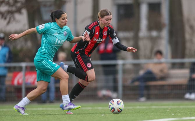 GER, Frankfurt, Eintracht Frankfurt II vs VfR Warbeyen, 2. Frauen Bundesliga, Fussball, DFB, Spielzeit 2025 2026, Stadion am Bretanobad, 15. Spieltag im Bild v.l.: Ebla Gouriye (VfR Warbeyen 3), Tessa Zimmermann (Eintracht Frankfurt II 27), Zweikampf DFB DFL REGULATIONS PROHIBIT ANY USE OF PHOTOGRAPHS AS IMAGE SEQUENCES AND OR QUASI-VIDEO, 01.02.2026 Copyright: HMBxMedia HendrikxHamelau