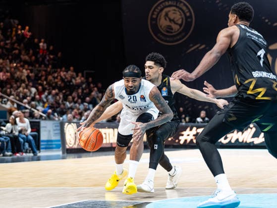 Michael Weathers (MLP Academics Heidelberg, 20) im Zweikampf gegen Adrian Worthy (Basketball Loewen Braunschweig, 00) und David N Guessan (Basketball Loewen Braunschweig, 01) Basketball Loewen Braunschweig vs. MLP Academics Heidelberg, Basketball, easyCredit Basketball Bundesliga, 18. Spieltag, Saison 2025 2026, 01.02.2026 Basketball Loewen Braunschweig vs. MLP Academics Heidelberg, Basketball, easyCredit Basketball Bundesliga, 18. Spieltag, Saison 2025 2026, 01.02.2026 Braunschweig Copyright: xEibner-Pressefoto DamianxKruczynx EP_DKI