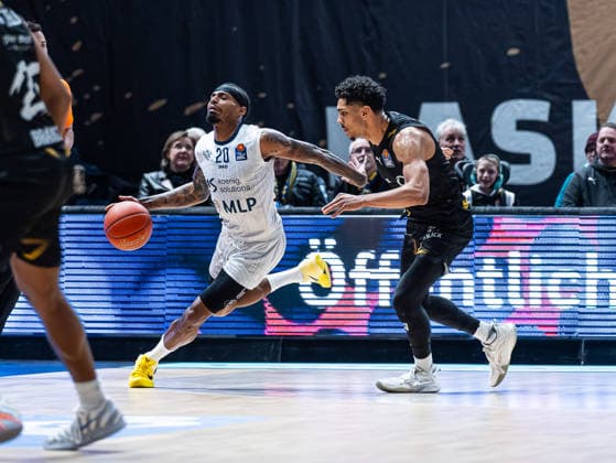 Michael Weathers (MLP Academics Heidelberg, 20) im Zweikampf gegen Adrian Worthy (Basketball Loewen Braunschweig, 00) Basketball Loewen Braunschweig vs. MLP Academics Heidelberg, Basketball, easyCredit Basketball Bundesliga, 18. Spieltag, Saison 2025 2026, 01.02.2026 Basketball Loewen Braunschweig vs. MLP Academics Heidelberg, Basketball, easyCredit Basketball Bundesliga, 18. Spieltag, Saison 2025 2026, 01.02.2026 Braunschweig Copyright: xEibner-Pressefoto DamianxKruczynx EP_DKI