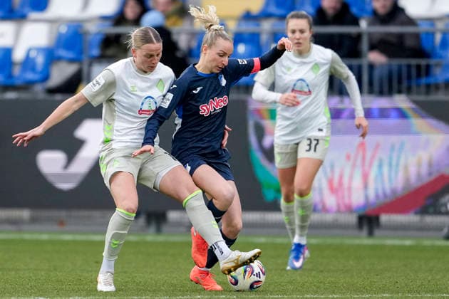v.li.: Lina Hausicke (Werder, 18), Vanessa Diehm (TSG, 6), Zweikampf, Spielszene, Duell, duel, tackle, tackling, Dynamik, Action, Aktion, 01.02.2026, Sinsheim (Hoffenheim) (Deutschland), Fussball, Google Pixel Frauen-Bundesliga, TSG 1899 Hoffenheim - SV Werder Bremen, DFB DFL REGULATIONS PROHIBIT ANY USE OF PHOTOGRAPHS AS IMAGE SEQUENCES AND OR QUASI-VIDEO.