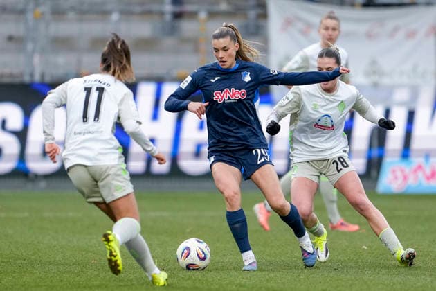 v.li.: Maja Sternad (Werder, 11), Selina Cerci (TSG, 29), Juliane Wirtz (Werder, 28), Zweikampf, Spielszene, Duell, duel, tackle, tackling, Dynamik, Action, Aktion, 01.02.2026, Sinsheim (Hoffenheim) (Deutschland), Fussball, Google Pixel Frauen-Bundesliga, TSG 1899 Hoffenheim - SV Werder Bremen, DFB DFL REGULATIONS PROHIBIT ANY USE OF PHOTOGRAPHS AS IMAGE SEQUENCES AND OR QUASI-VIDEO.