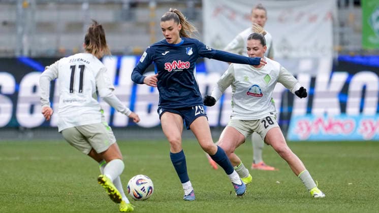 v.li.: Maja Sternad (Werder, 11), Selina Cerci (TSG, 29), Juliane Wirtz (Werder, 28), Zweikampf, Spielszene, Duell, duel, tackle, tackling, Dynamik, Action, Aktion, 01.02.2026, Sinsheim (Hoffenheim) (Deutschland), Fussball, Google Pixel Frauen-Bundesliga, TSG 1899 Hoffenheim - SV Werder Bremen, DFB DFL REGULATIONS PROHIBIT ANY USE OF PHOTOGRAPHS AS IMAGE SEQUENCES AND OR QUASI-VIDEO.
