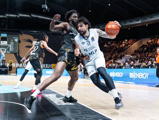 Marcel Kessen (MLP Academics Heidelberg, 15) im Zweikampf gegen Simi Shittu (Basketball Loewen Braunschweig, 45) Basketball Loewen Braunschweig vs. MLP Academics Heidelberg, Basketball, easyCredit Basketball Bundesliga, 18. Spieltag, Saison 2025 2026, 01.02.2026 Basketball Loewen Braunschweig vs. MLP Academics Heidelberg, Basketball, easyCredit Basketball Bundesliga, 18. Spieltag, Saison 2025 2026, 01.02.2026 Braunschweig Copyright: xEibner-Pressefoto DamianxKruczynx EP_DKI